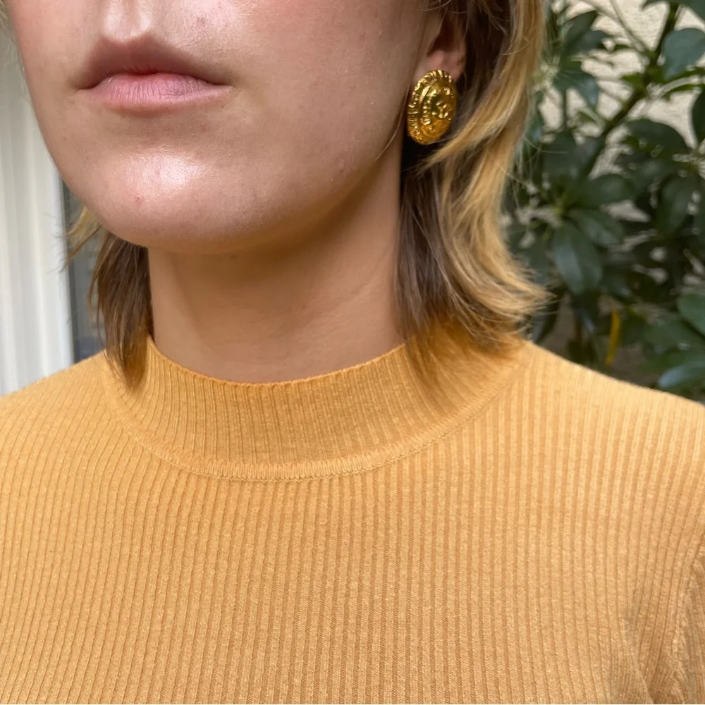 Large Chanel vintage gold clip on earrings